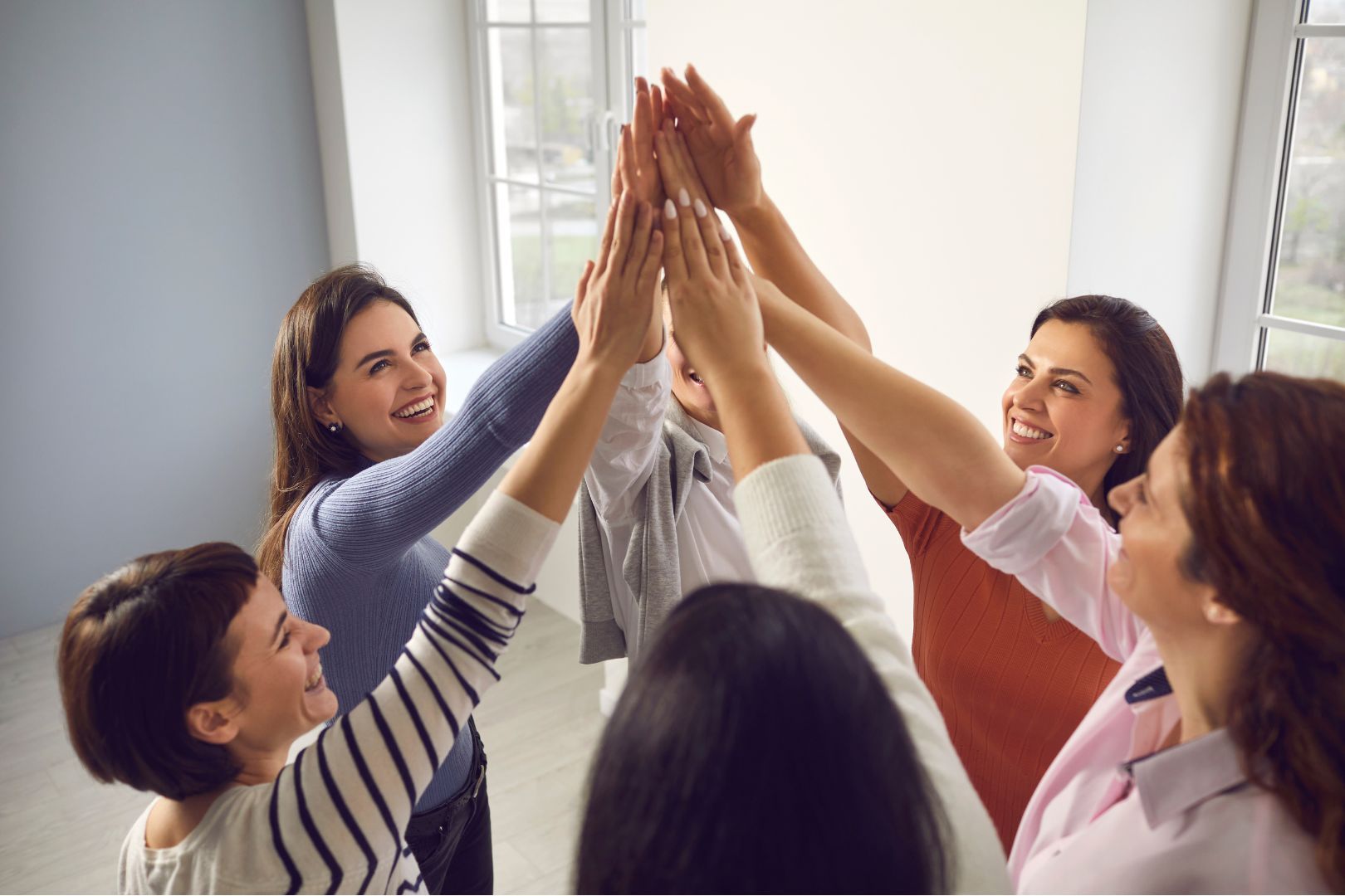 Leadership femminile e parità: il cambiamento inizia dalle parole, dai gesti e dalla consapevolezza. Ecco tre corsi per agire subito.